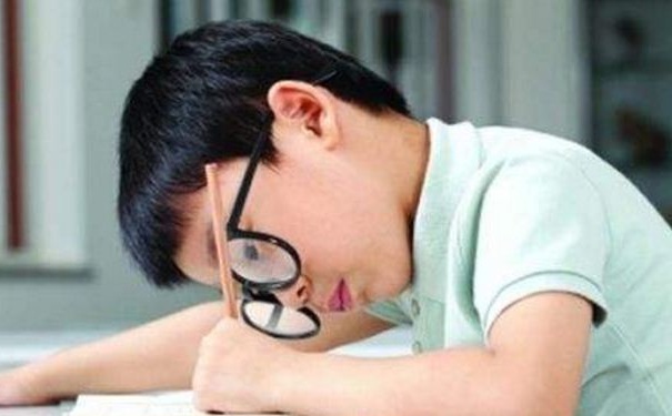 孩子哪些行为不容忽视？该怎样保护孩子的视力？(1)