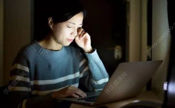 大妈围观跳楼一夜未眠，通宵熬夜有什么坏处？(3)