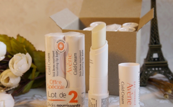 涂了润唇膏怎么喝水？涂润唇膏后要怎么喝水？(1)