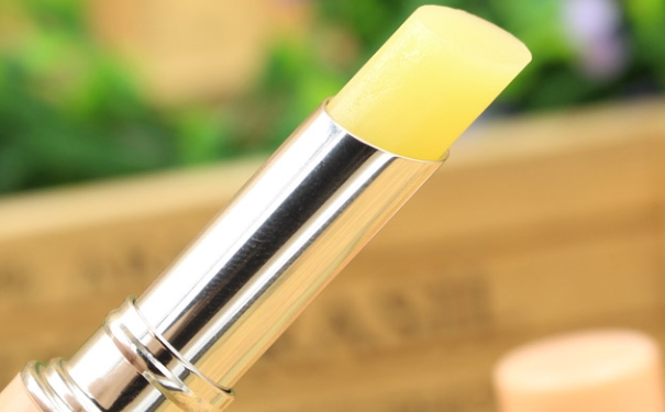 润唇膏和口红先用哪个？润唇膏和口红使用顺序(1)