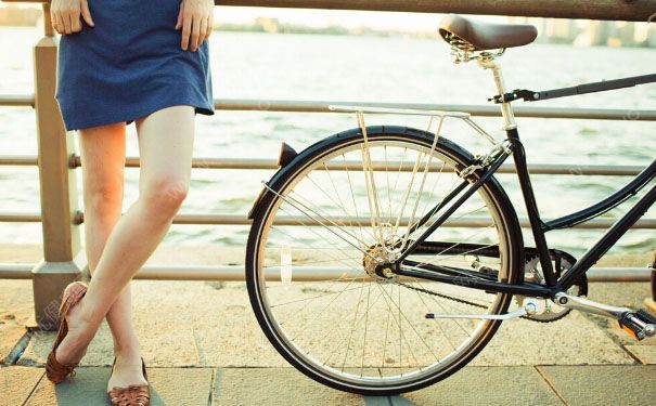 穿裙子骑自行车怎么办？穿裙子骑自行车怎么防走光？(1)