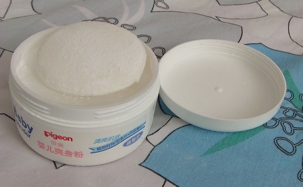 宝宝长痱子可以用爽身粉吗？婴儿长痱子可以用爽身粉吗？(1)