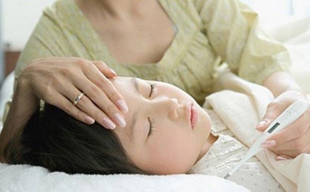 宝宝吃什么能缓解发烧？宝宝感冒要注意哪些误区？(1)