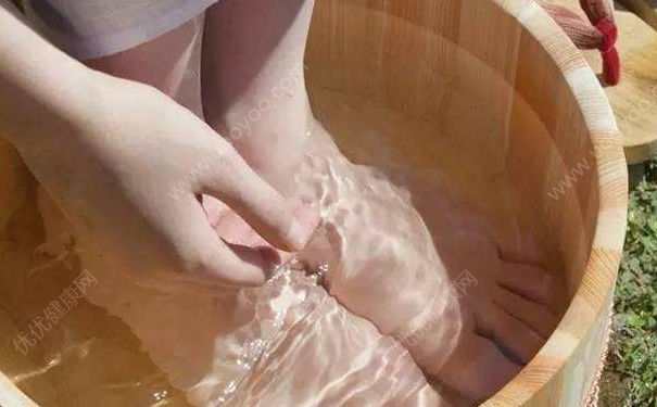 女人宫寒用什么泡脚好？女人怕冷用什么泡脚？(1)