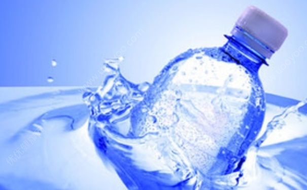 人造矿泉水与天然矿泉水的区别是什么？哪个水喝了对人体健康有利？(1)