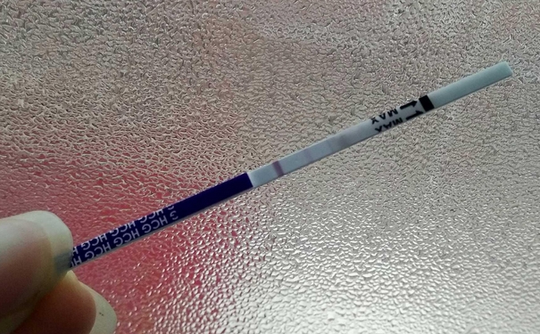 用验孕棒测出一深一浅是怀孕了吗？验孕棒一深一浅怎么回事？(1)