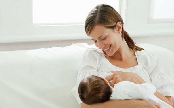 母乳喂养宝宝的好处有哪些？母乳怎样喂养最健康？(1)