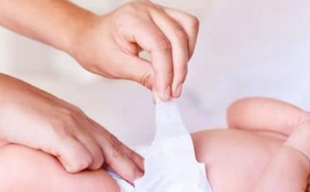如何给婴儿换尿布？该怎样给宝宝换尿布？(1)