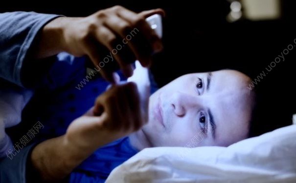 熬夜到凌晨4点玩手机患急性脑梗死，熬夜玩手机的8大害处！(4)
