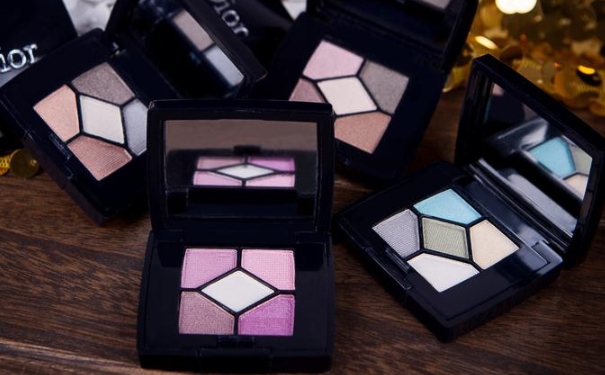 Dior5色眼影适合什么年龄人用？迪奥5色眼影好用吗？(1)