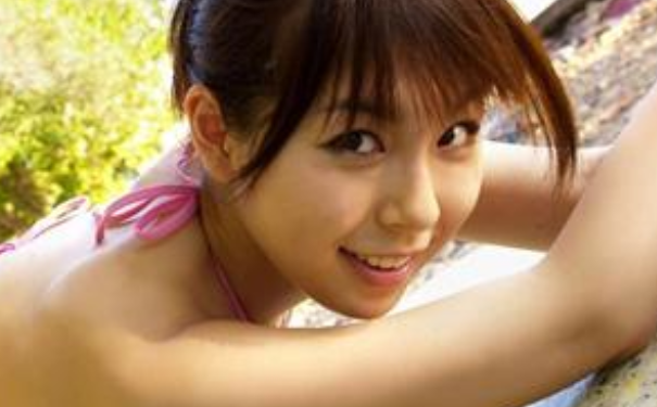 平胸妹子怎么变大胸？怎么让平胸变大？[图]