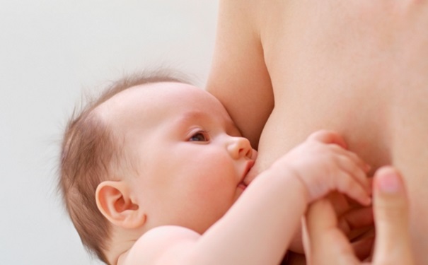 母乳喂养宝宝有什么好处？母乳喂养的正确方法有哪些？(1)