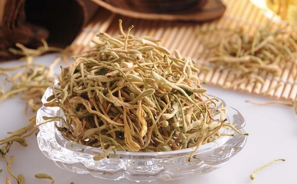 金银花和冰糖一起泡水喝吗？金银花能和冰糖一起泡水喝