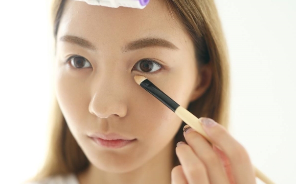 画眼妆容易晕妆怎么办？夏天眼妆不脱妆教程(1)