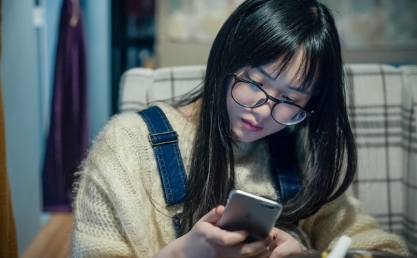 一天玩手机多久合适？哪些习惯对眼睛有害？[图]