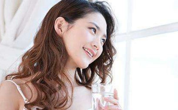 早晨空腹喝水是对还是错的呢？早晨空腹喝水好吗？(1)