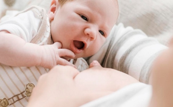 哺乳期乳腺炎是什么原因？产后乳腺炎有什么样的症状？[