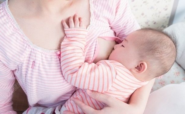 母乳喂养好处到底有哪些？母乳喂养的姿势怎样才是正确的？(1)