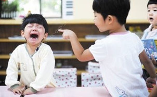 家庭哪些因素会使孩子性格懦弱？孩子性格内向的原因有哪些？(1)