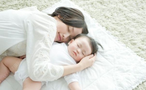 宝宝睡觉翻白眼有哪些原因？宝宝睡觉不安稳应该怎么办？(1)