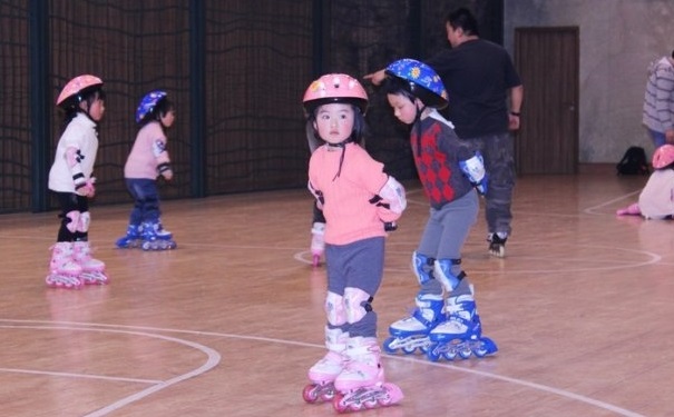 小孩子怎么学溜冰？教孩子学溜冰有什么窍门？(1)