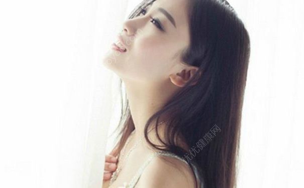 夫妻宫呈青红色的女性就出轨了？哪些迹象看出女人是否