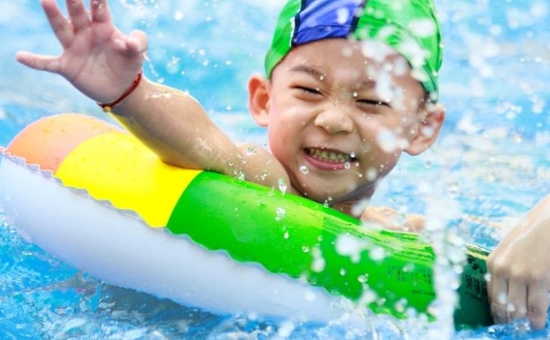 孩子怕水怎么学游泳？怎么让孩子克服游泳？(1)