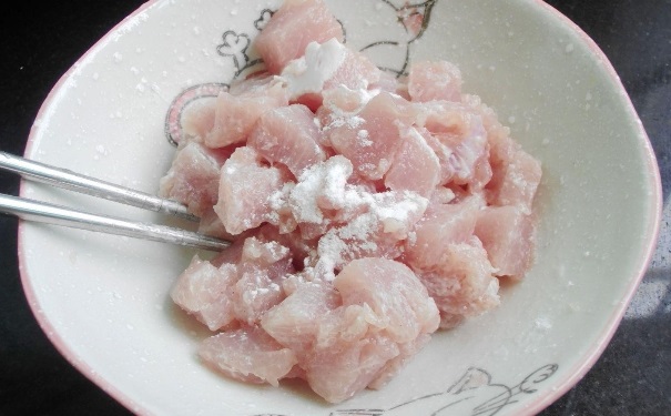 炒菜怎样是肉片变嫩？怎样做让肉片吃起来更嫩滑？(1)