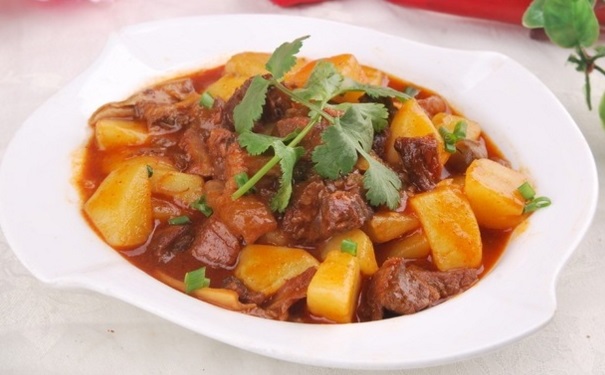 土豆炖牛肉的烹饪步骤是什么？怎样做土豆炖牛肉最好吃？(1)