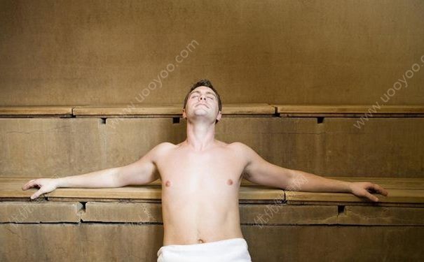 男人的身体语言暗示：男人只围浴巾在房间转暗示了什么？(1)