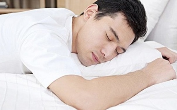 男人趴着睡觉容易遗精吗？男人容易遗精什么情况？(1)