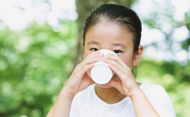 邻居怂恿5岁男童喝酒致昏迷，小孩子喝酒有什么坏处？(4)