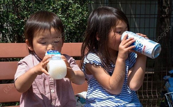 邻居怂恿5岁男童喝酒致昏迷，小孩子喝酒有什么坏处？(3)