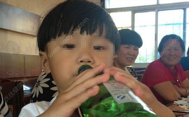 邻居怂恿5岁男童喝酒致昏迷，小孩子喝酒有什么坏处？(1)