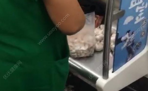 大妈地铁上剥蒜，大蒜怎么保存最好？(2)