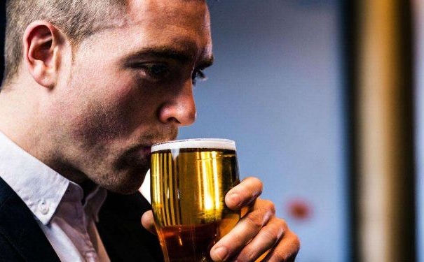 男人喝啤酒要注意什么？男人喝啤酒的注意事项有哪些？(1)