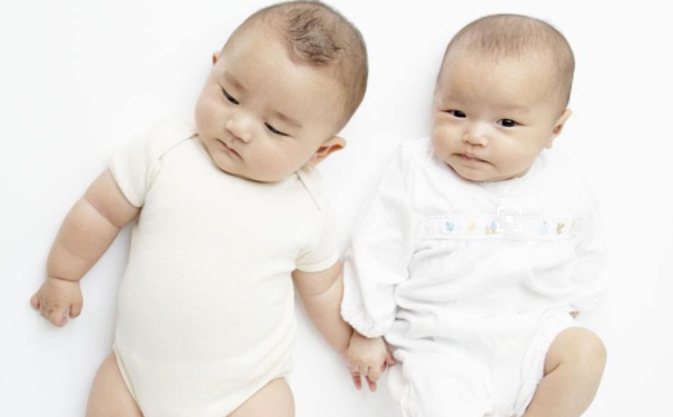 宝宝的头上有结痂怎么回事？宝宝的乳痂要怎样应对(1)