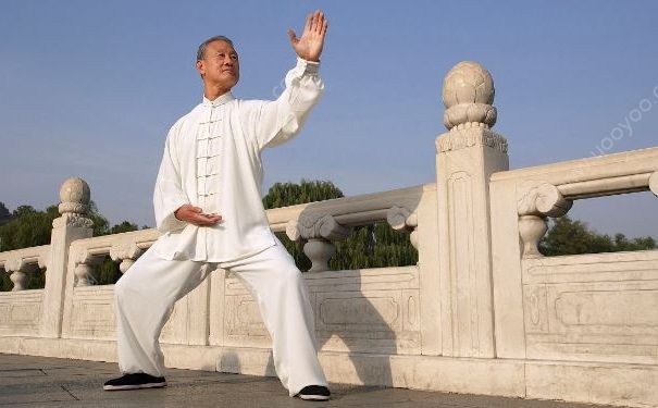 6旬老人见义勇为抓小偷，被砍6刀仍不松手，老年人怎样强身？(2)