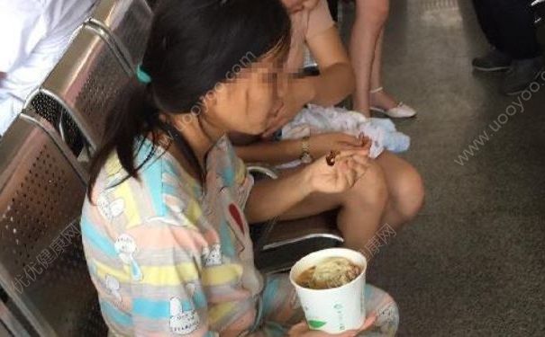 女子月子里被婆家赶出门，身无分文抱娃步行十几公里(1)