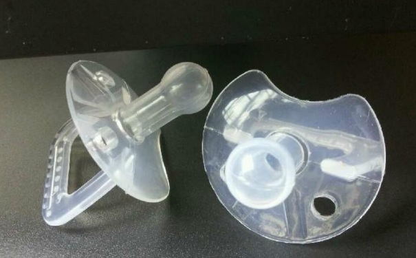 安抚奶嘴对宝宝有影响吗？经常用安抚奶嘴和奶瓶好吗？(1)