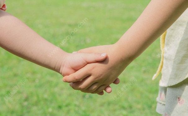 我13岁和男友接吻有害吗？13岁女生可以接吻吗？(1)