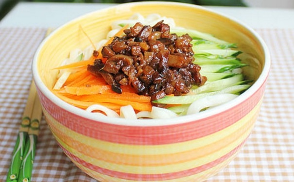 香菇肉丁炸酱面的做法是什么？怎样做香菇肉丁炸酱面？(1)