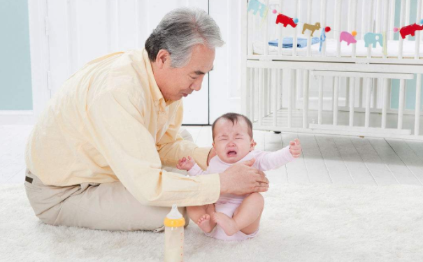 如何照顾哭闹的婴儿？怎样照顾哭闹的婴儿？(1)