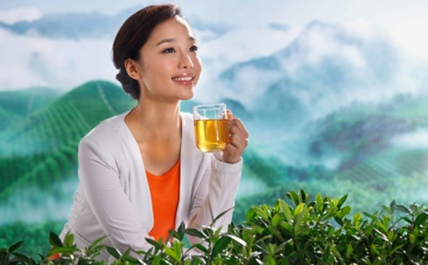 少喝水能避免脸部浮肿吗？哪些方法可消除脸部浮肿？(1)