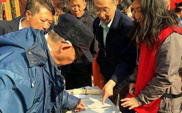 老人逼生病小孩让座：生病拿证明来，没证明就得让座(4)