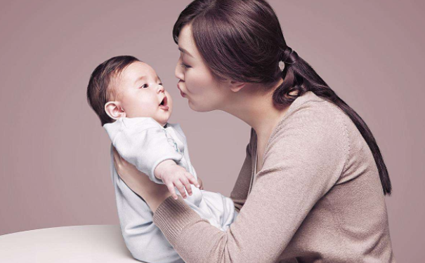 新生儿睡觉打嗝是怎么回事？新生儿打嗝的原因有哪些？(1)