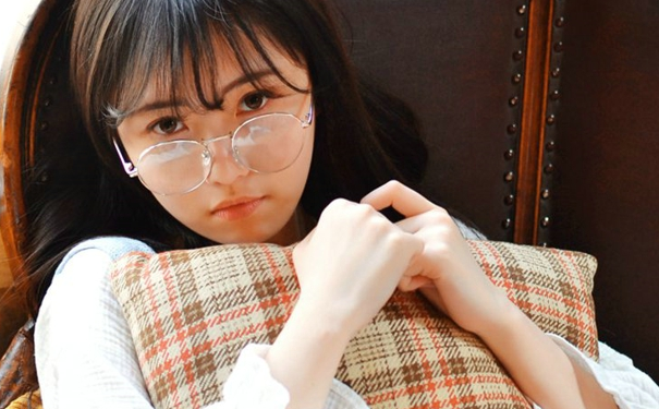 女孩18岁后胸很小什么原因？平胸妹纸怎么丰胸？(1)