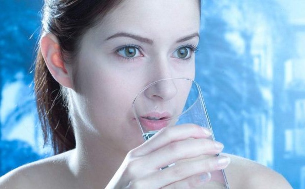 女人饭后喝水能减肥吗？女人饭后立即喝水有哪些危害？(1)