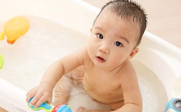 冬天给宝宝洗澡要注意什么？冬季如何正确给宝宝洗澡？(1)