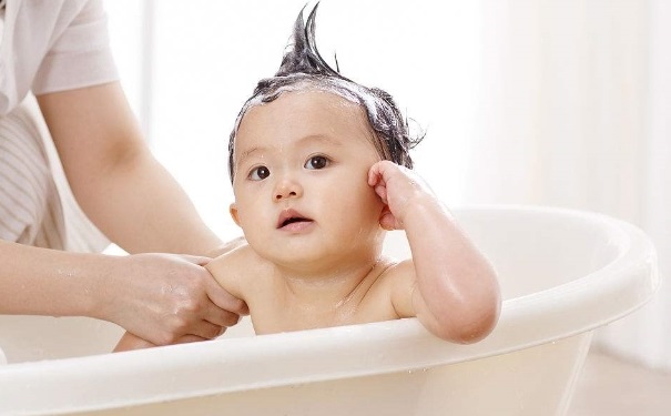 如何帮助宝宝洗澡？帮宝宝洗澡的实用技巧有哪些？(1)